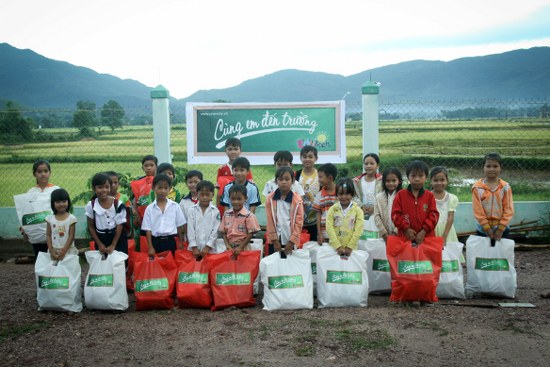 Các em thiếu nhi nhận quà từ chương trình Edukids tại xã Sơn Viên, huyện Nông Sơn, Quảng Nam